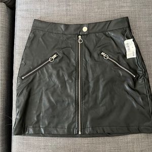 💛 bundle at $7 Leather skirt- NEW